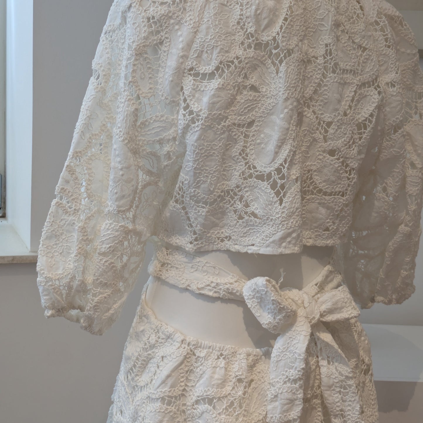Robe banche Maje brodée